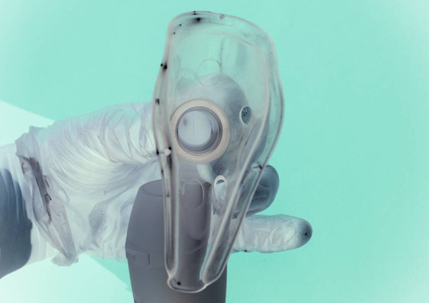 Close up of a doctor hand holding a Cpap mask - Foto, Bild