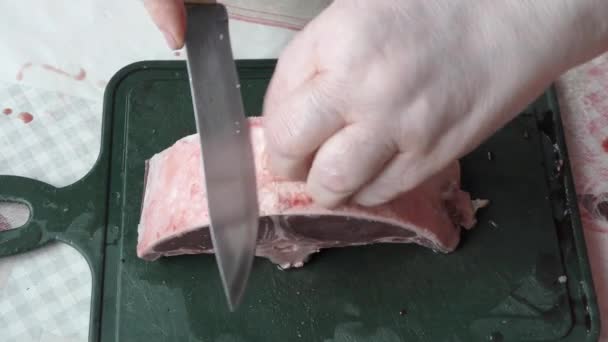 Ο σεφ κόβει κρέας ελαφιού με μαχαίρι.  - Πλάνα, βίντεο