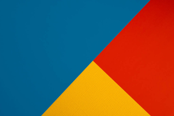 Soyut geometrik kağıt arka plan. Kırmızı, mavi ve turuncu sarı renkler.  - Fotoğraf, Görsel
