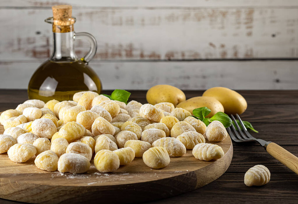 Zelfgemaakte Italiaanse gnocchi gemaakt van aardappelen, tarwebloem, eieren. Rauw voedsel, bereid je voor om te koken. Kopieer ruimte voor het recept.  - Foto, afbeelding