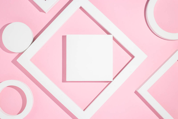 ピンクの背景に白いプレゼンテーションの表彰台幾何学的な形。トップビュー、フラットレイアウト. - 写真・画像