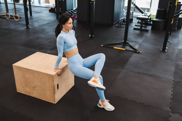 Chica de fitness haciendo ejercicio en una caja de madera para crossfit - Foto, Imagen