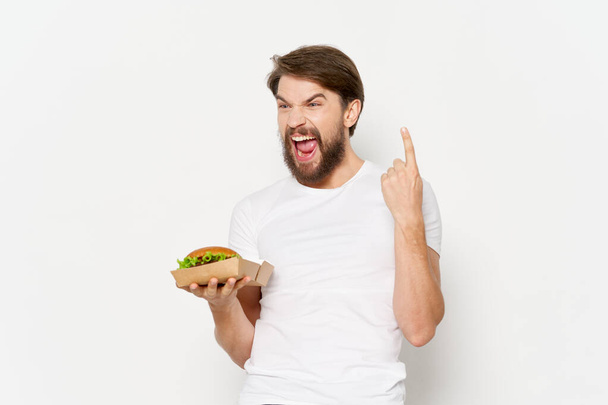 hombre barbudo hamburguesa comida rápida dieta ingesta de alimentos - Foto, imagen