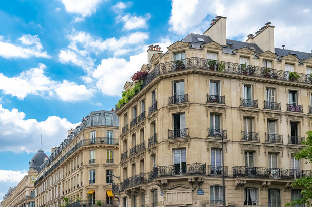 パリ、典型的なファサードと通り、美しい建物｜rue de Reumur - 写真・画像