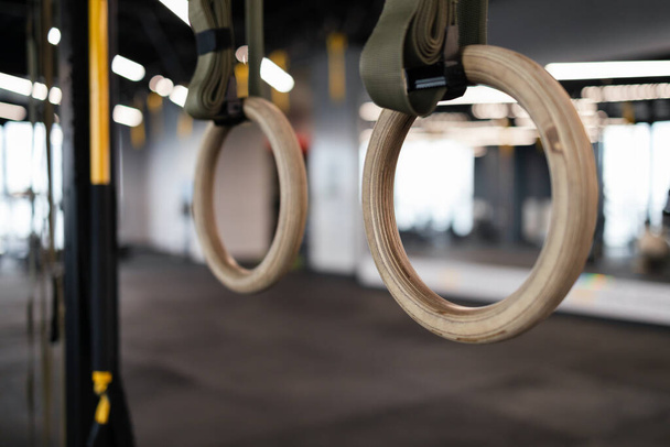 Close-up gymnastische ringen hangen in de sportschool.  - Foto, afbeelding