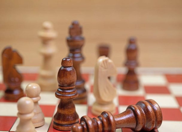 Šachové figurky na hrací desce v detailu - Fotografie, Obrázek