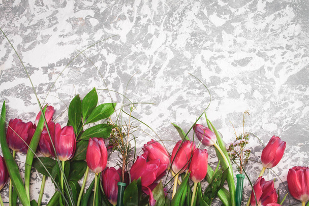 Kleine witte bloemen op een afgezwakt op zacht zacht blauwe en roze achtergrond buiten close-up macro. Lente zomer rand sjabloon florale achtergrond. Light-air delicate artistieke afbeelding, vrije ruimte. - Foto, afbeelding