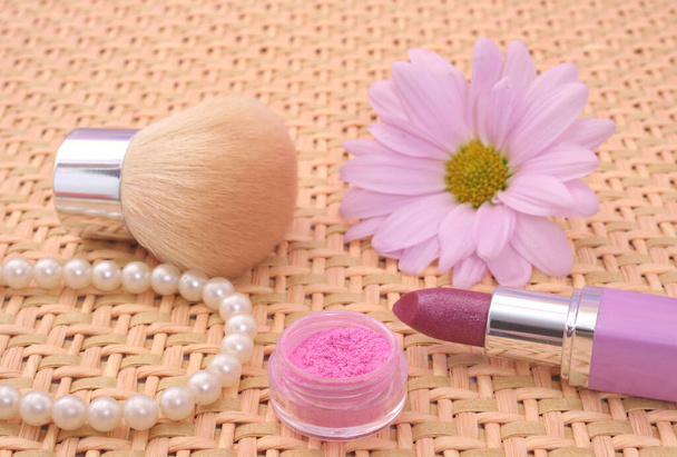 Lipstick en sieraden met bloem en sieraden doos schoonheidsproducten - Foto, afbeelding