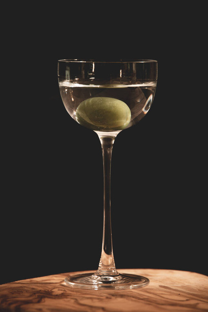 Martini cocktail with olive - Foto, Imagen