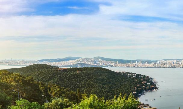 Вид на остров Буюкада с вершины холма. Буюкада - самый крупный из островов Истанбул в Турции.. - Фото, изображение