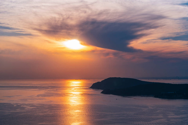 Вид на Хейбелиаду и Бургазаду на закате. Хейбелиада является вторым по величине из Принцевых островов (Адалар) в Мраморном море, недалеко от Стамбула, Турция. - Фото, изображение