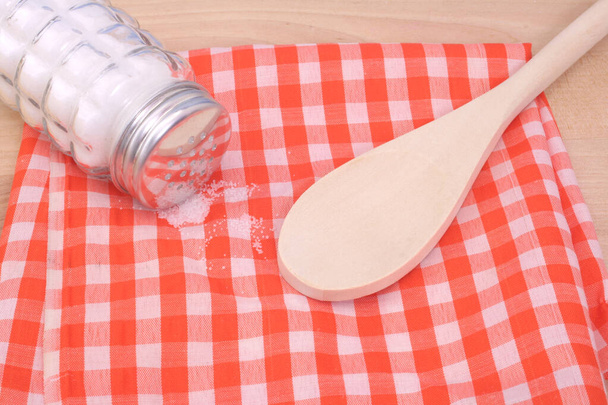 Salt and Pepper Shakers narancssárga és fehér asztali ruhán - Fotó, kép