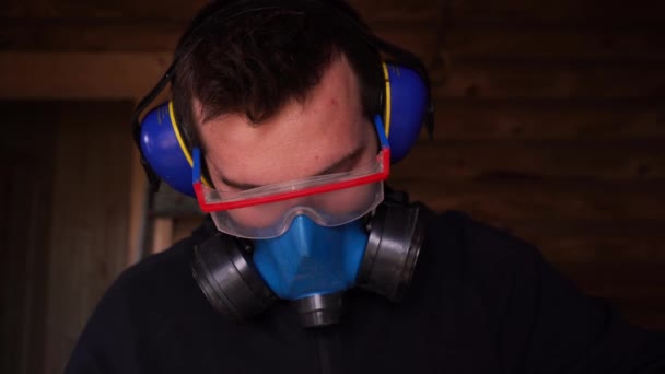 un uomo si mette un respiratore sul viso al chiuso - Filmati, video