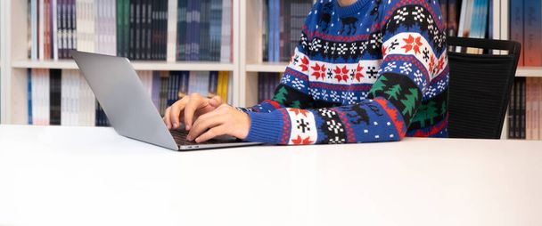 Nuori liikemies työskentelee toimistotyöntekijä joulu pusero - Valokuva, kuva
