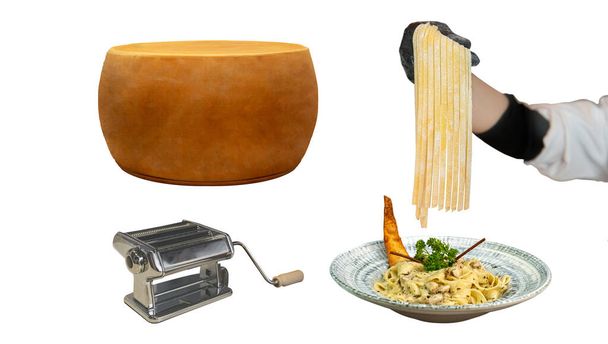 Ζυμαρικά σε απομονωμένο λευκό φόντο. Τυρί παρμεζάνας, μηχανή ζυμαρικών, φρέσκα ζυμαρικά. Κατάλληλο για φαγητό, μενού, θέμα εστιατορίου - Φωτογραφία, εικόνα