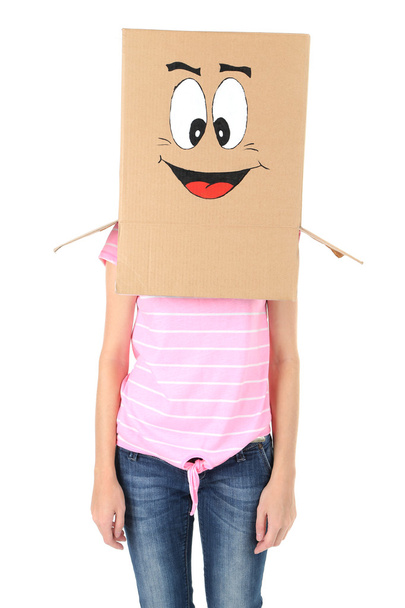 Γυναίκα με κουτί από χαρτόνι στο κεφάλι της, με χαρούμενο πρόσωπο, που απομονώνονται σε λευκό - Φωτογραφία, εικόνα