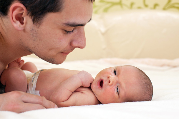 Giovane padre e neonato
 - Foto, immagini