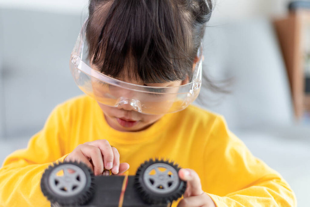 Enfant inventif construisant des voitures robots à la maison - Photo, image