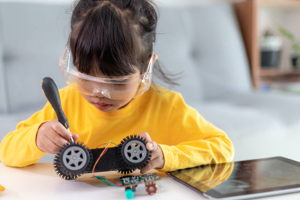 Niño inventivo construyendo coches robot en casa - Foto, Imagen