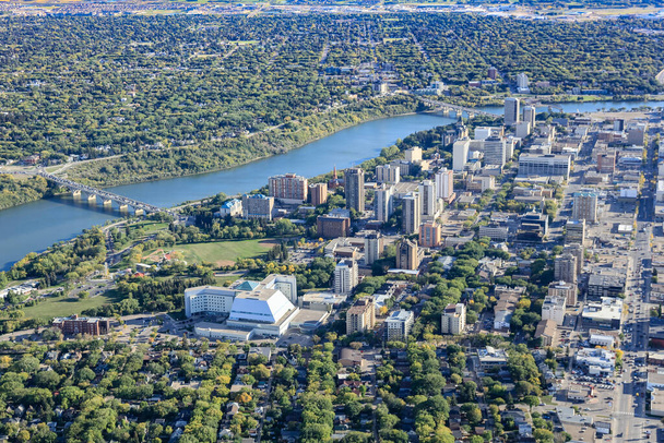 Widok z lotu ptaka na centrum Saskatoon, Saskatchewan, Kanada - Zdjęcie, obraz