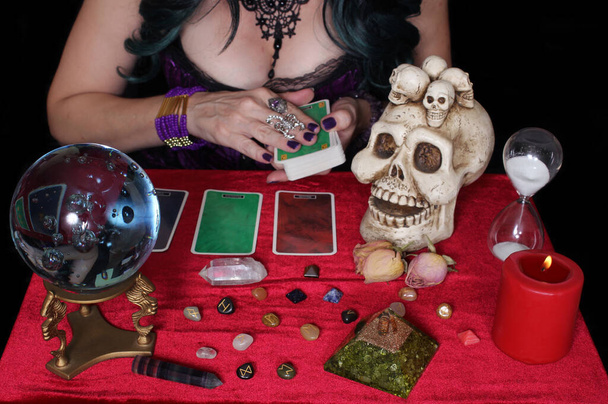 Female Psychic mit Kristallkugel und Tarot-Karten, Shallow DOF - Foto, Bild