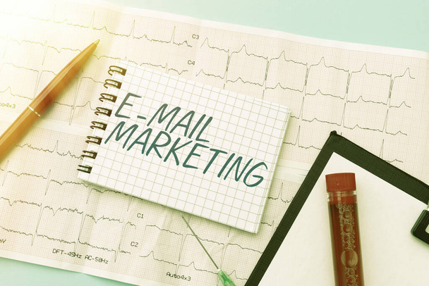 Koncepční titulek E Mail Marketing. Obchodní koncept Ecommerce Advertising Online prodej Newsletters Propagace Reading Graph And Writing Důležité lékařské poznámky Test Výsledek analýzy - Fotografie, Obrázek