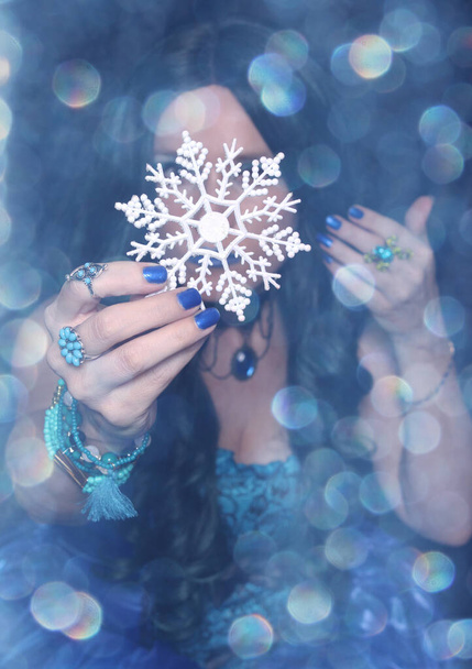 Woman with snowflake ornament and blue bokeh - Fotografie, Obrázek