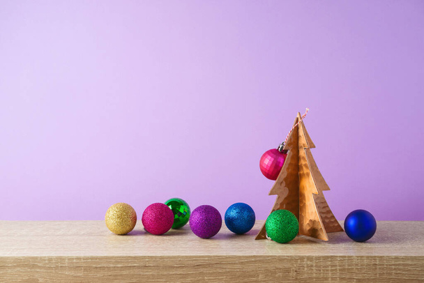 Joulukoriste ja koriste puinen hylly yli violetti tausta. Uusi vuosi loma onnittelukortti - Valokuva, kuva