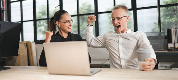 Boldog sikert üzleti emberek laptop számítógép az irodában - Fotó, kép