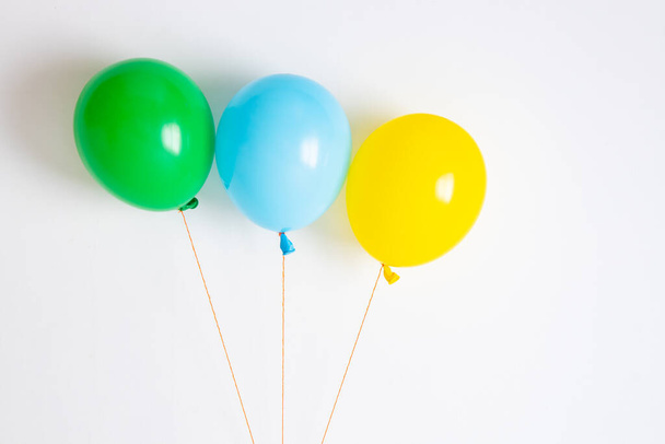 Mnohobarevné balónky. Mnoho pestré slavnostní, radostné balónky.  - Fotografie, Obrázek