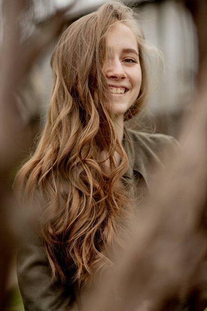 Portrait of young beautiful girl in outdoors. - Foto, afbeelding