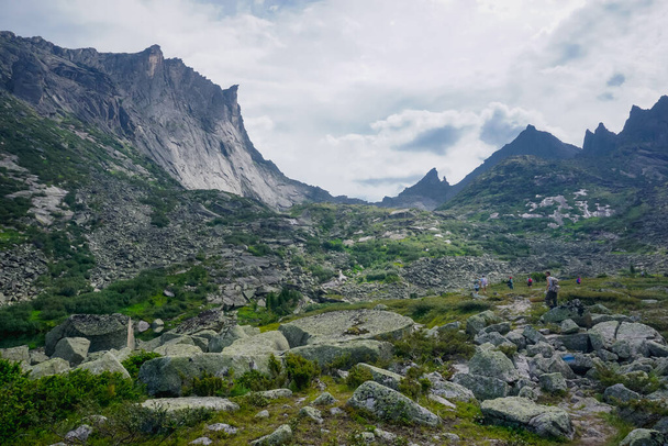 Ergaki, Krasnoyarsk Territory, Russia - July 21, 2020: Hikers in the Sayan Mountains - Fotoğraf, Görsel