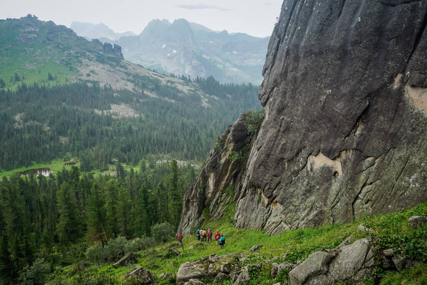 Ergaki, Krasnoyarsk Territory, Russia - July 17, 2020: Hikers in the Sayan Mountains - Foto, afbeelding