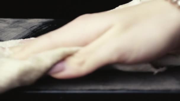 очищення пилу красивою жіночою рукою з чорної поверхні
. - Кадри, відео