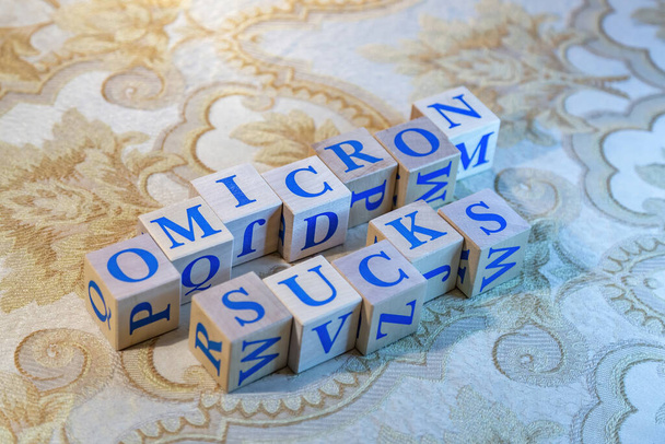 Cubos de madera con palabra Omicron en letras azules - Foto, Imagen