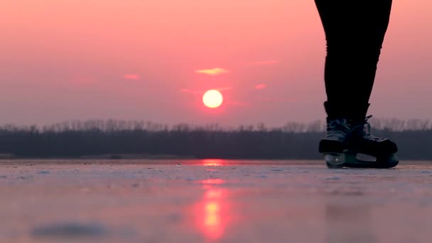 Eislaufen bei einen Sonnenuntergang - Záběry, video
