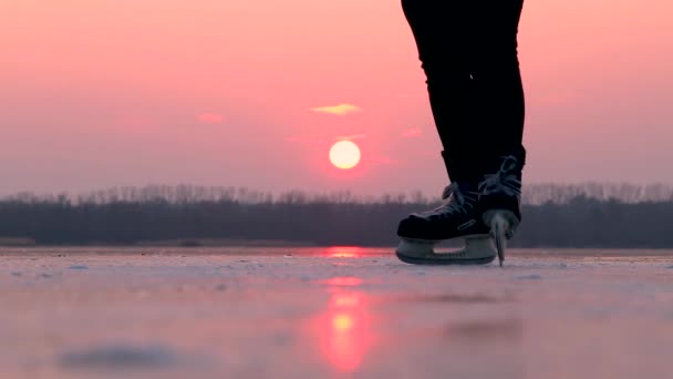 Eislaufen bei einem Sonnenuntergang - Video