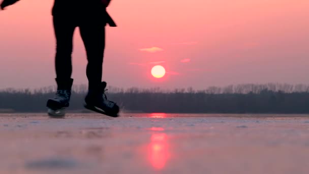Eislaufen bei einem Sonnenuntergang - Video