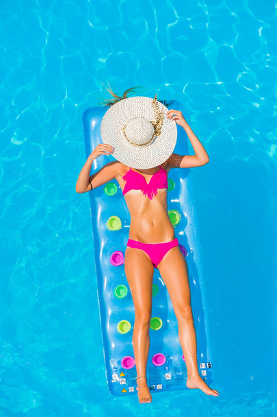 Young woman wearing a straw hat - 写真・画像