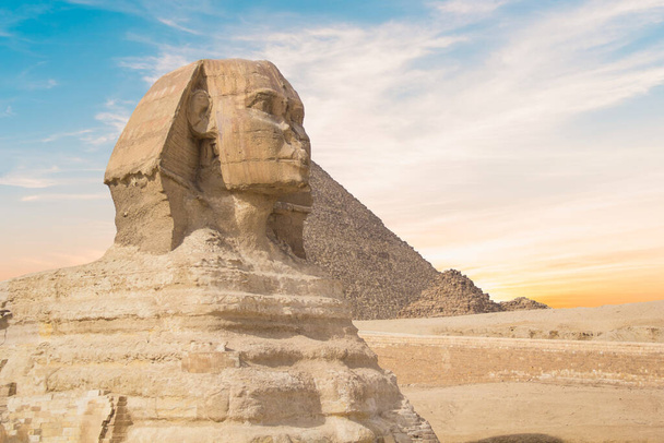 Grande Esfinge contra o pano de fundo das pirâmides dos faraós Cheops, Khafren e Mikerin em Gizé, Egito - Foto, Imagem