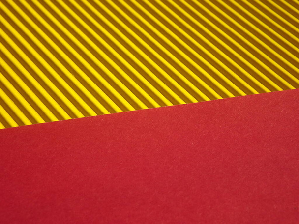 İki kısımdan oluşan arkaplan: sarı kıvrımlı yüzey ve kırmızı - Fotoğraf, Görsel