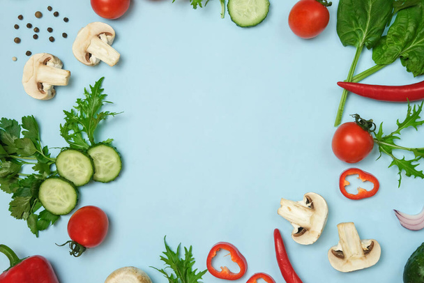 Mock up των λαχανικών και βοτάνων σε ένα φωτεινό μπλε ή γαλάζιο φόντο. - Φωτογραφία, εικόνα