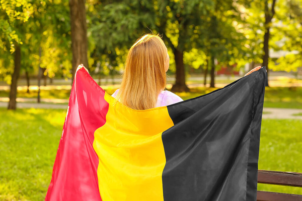 Parkta Belçika bayrağı taşıyan olgun bir kadın - Fotoğraf, Görsel