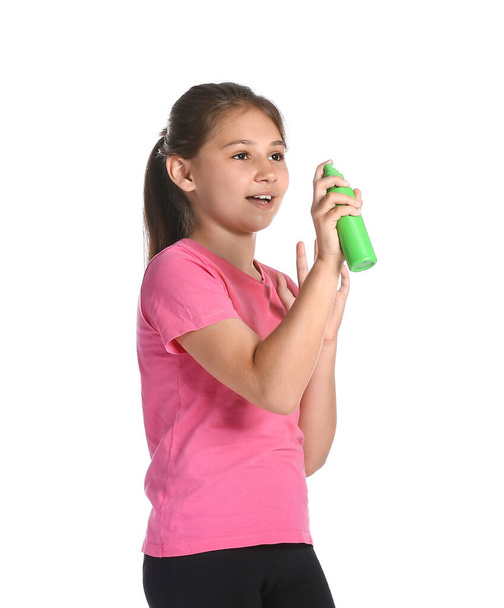 Klein meisje met muggenspray op witte achtergrond - Foto, afbeelding