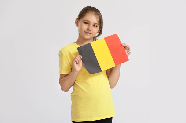 Mała dziewczynka z flagą Belgii na tle światła - Zdjęcie, obraz