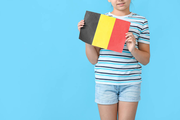 Mała dziewczynka z flagą Belgii na tle koloru - Zdjęcie, obraz