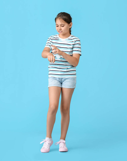 Маленька дівчинка з кольоровим репелентом на кольоровому фоні
 - Фото, зображення