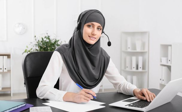 Muslimische Sekretärin arbeitet im Büro - Foto, Bild