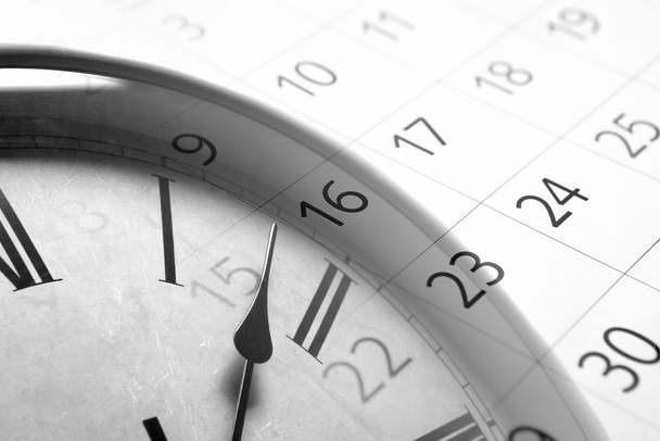 feuille d'un calendrier avec le nombre de jours et l'horloge
 - Photo, image
