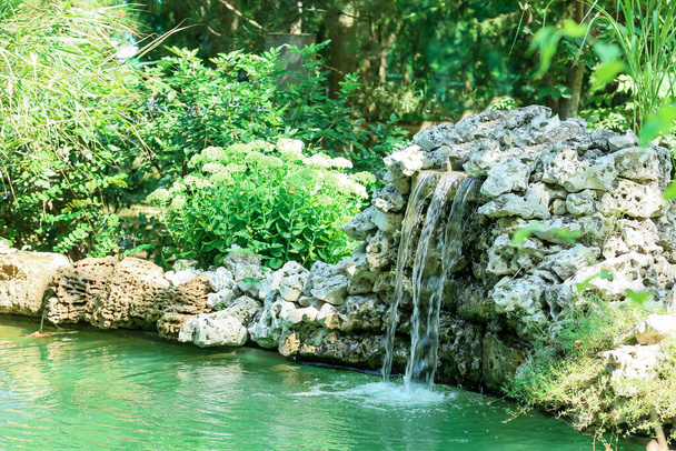 Vodopád v krásném zeleném parku v letní den - Fotografie, Obrázek